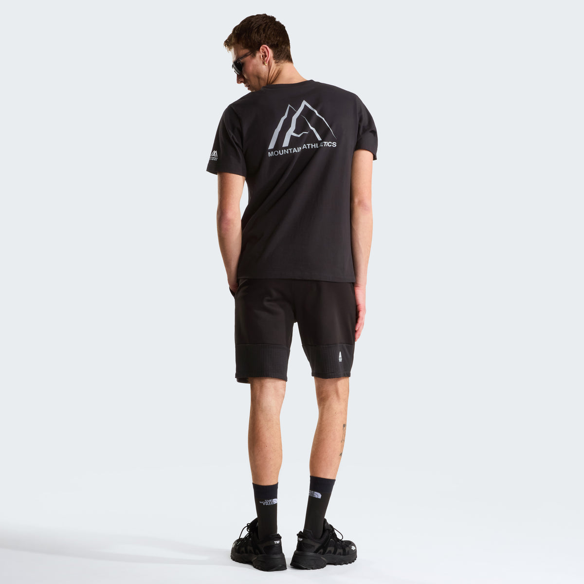 The North Face Mountain Athletics Graphic Erkek Tişört - Siyah